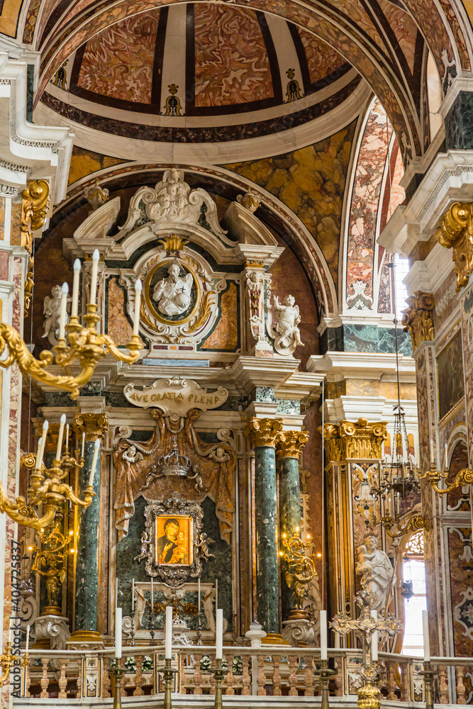 イタリア　モノポリのマドンナデッラマディア大聖堂の祭壇
