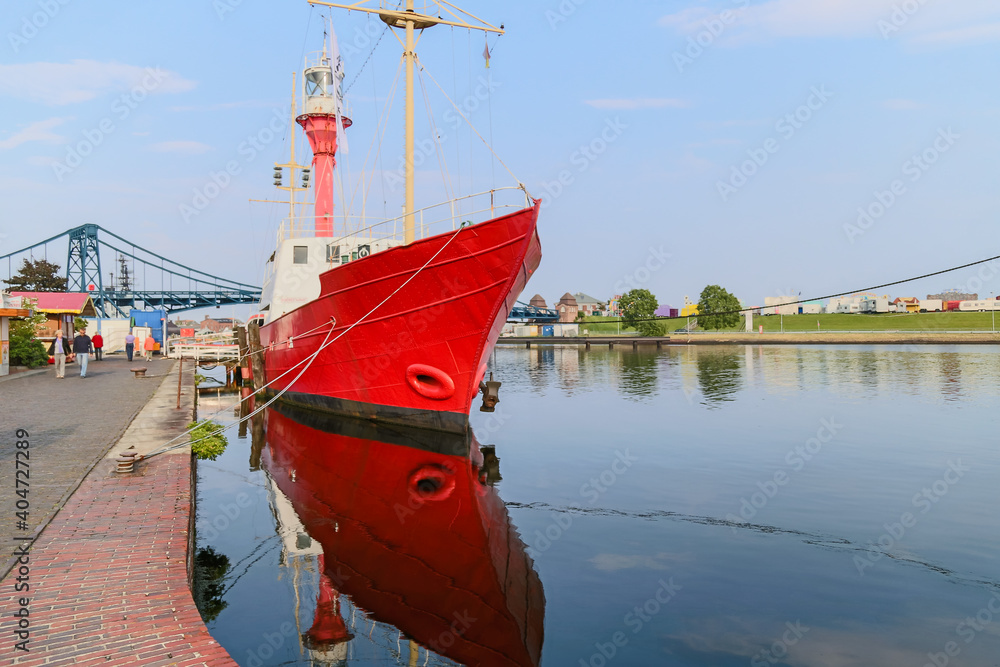 Φωτογραφία Industrial and commercial vessels in the canals of Wilhelmshaven Germany