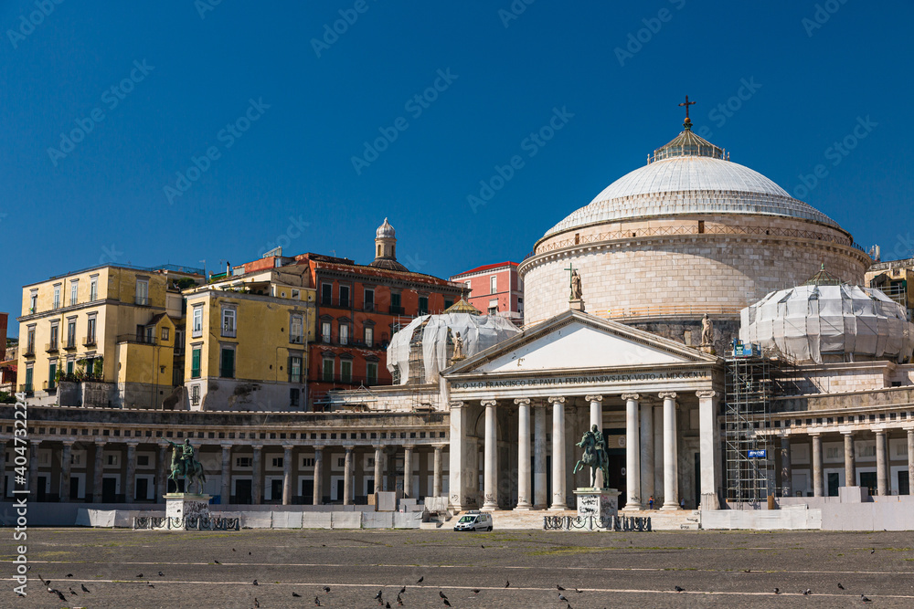イタリア　ナポリのプレビシート広場とサン・フランチェスコ・ディ・パオラ聖堂
