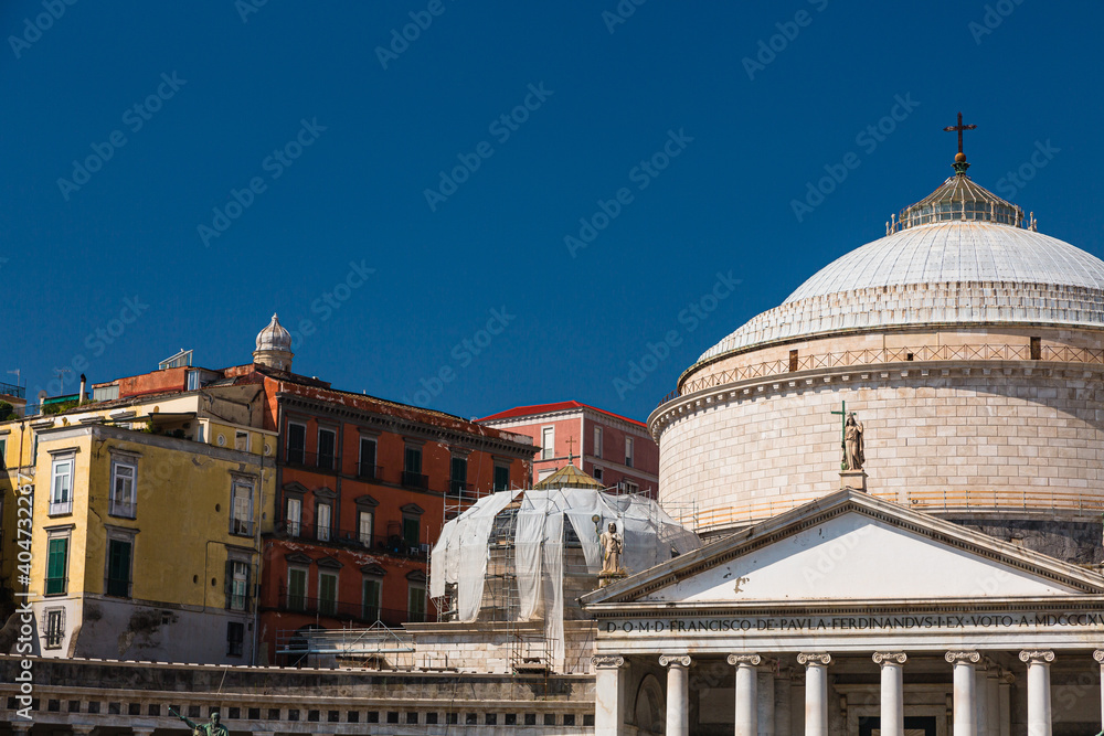 イタリア　ナポリのプレビシート広場とサン・フランチェスコ・ディ・パオラ聖堂
