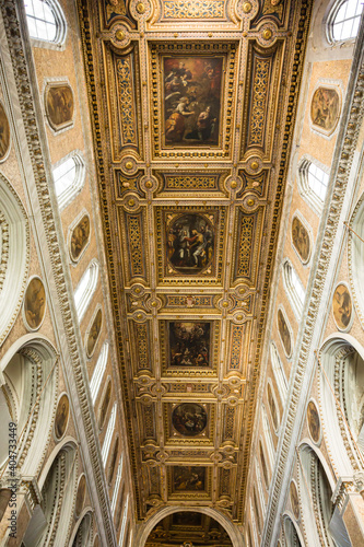 イタリア　ナポリのサンタ・マリア・アッスンタ大聖堂内部
