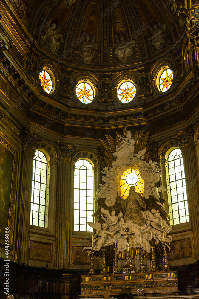 イタリア　ナポリのサンタ・マリア・アッスンタ大聖堂の祭壇
