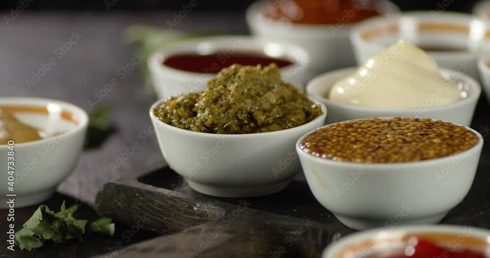 The various sauces on the cutting board rotate slowly. The various sauces on the cutting board rotate slowly.