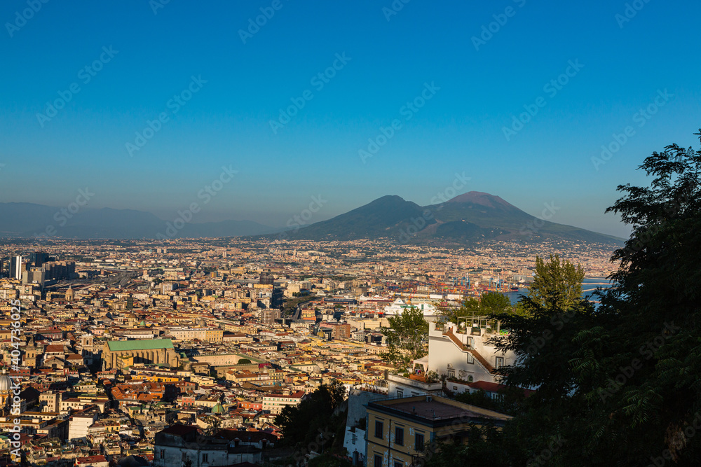 イタリア　サンテルモ城から見えるナポリの街並みとベスビオ山
