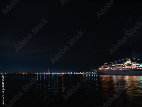 日本の横浜の夜景。綺麗な船のイルミネーション。