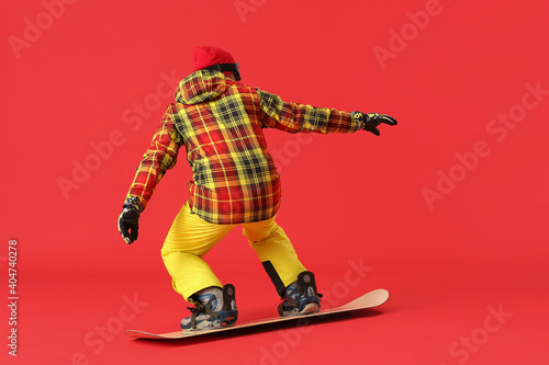 Male snowboarder on color background © Pixel-Shot