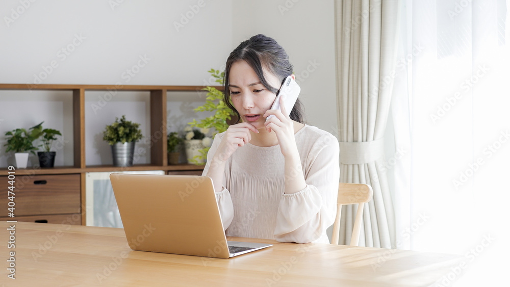 リビングでパソコンをする若い女性