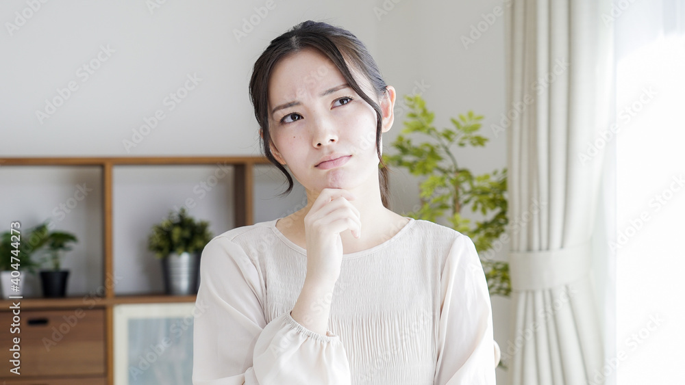 リビングで考える若い女性 リビングで考える若い女性