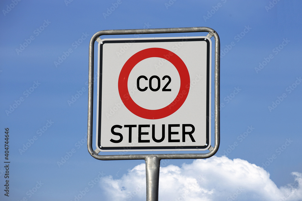 Symbolbild Einführung der CO2-Steuer in Deutschland: Verkehrschild mit Schriftzug CO2-Steuer
