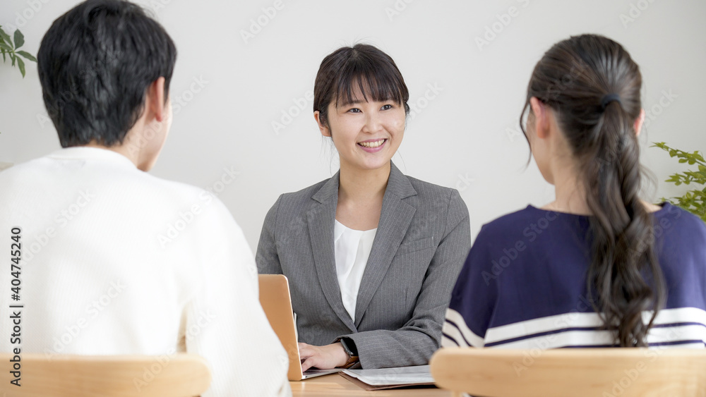 Obraz premium ビジネスマンと若い夫婦