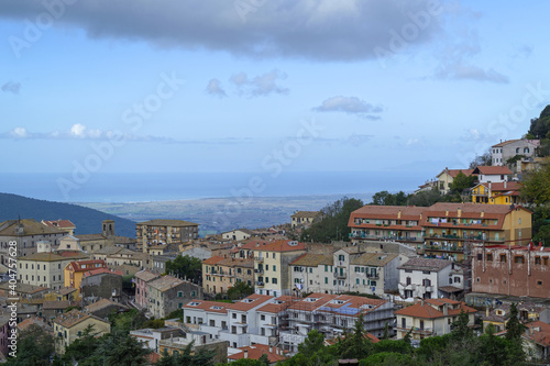 Ville perchée sur une colline au bord de mer en Italie © patrick