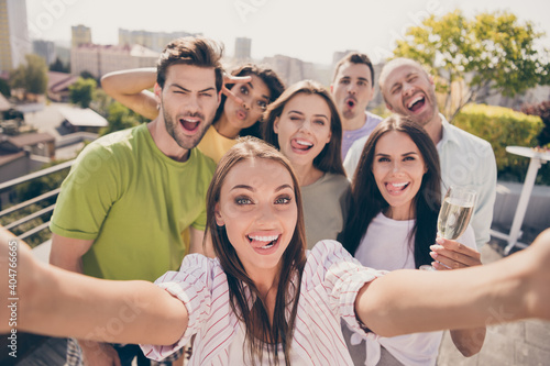 Photo portrait of careless young friends taking selfie showing tongue fooling grimacing drinking champagne smiling at party