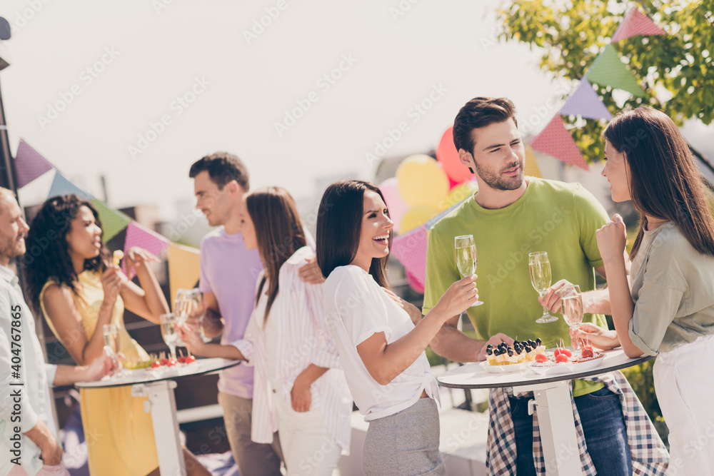Φωτογραφία Photo of young attractive cheerful friends enjoy chat celebrate drink alcohol ea