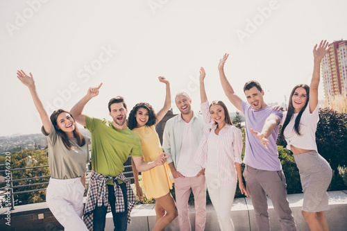 Photo group of young smiling cheerful positive good mood people on rooftop celebrating party hanging out outside