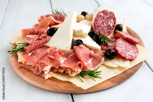 Tagliere di salumi e formaggi tipici italiani