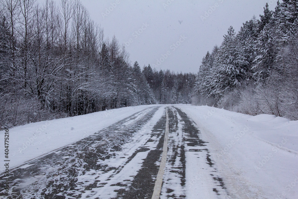Overtaking on the opposite lane is prohibited. Road signs prohibiting overtaking in the opposite lane on the highway. The ice-covered winter track is dangerous. Drifts on the road. Overtaking on the opposite lane is prohibited. Road signs prohibiting overtaking in the opposite lane on the highway. The ice-covered winter track is dangerous. Drifts on the road.