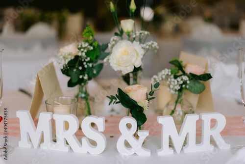 Blumen als Tischdekoration Hochzeit, Schild Mr & Mrs