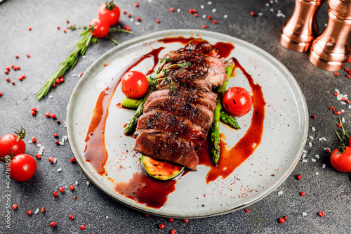 Fotografia gourmet Chateaubrian steak from filet mignon with grilled vegetables in a sauce