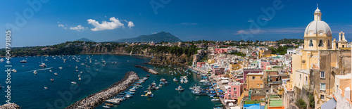 イタリア プローチダのコッリチェッラ海岸とサンタ・マリア・デッレ・グラッツィエ教会 
