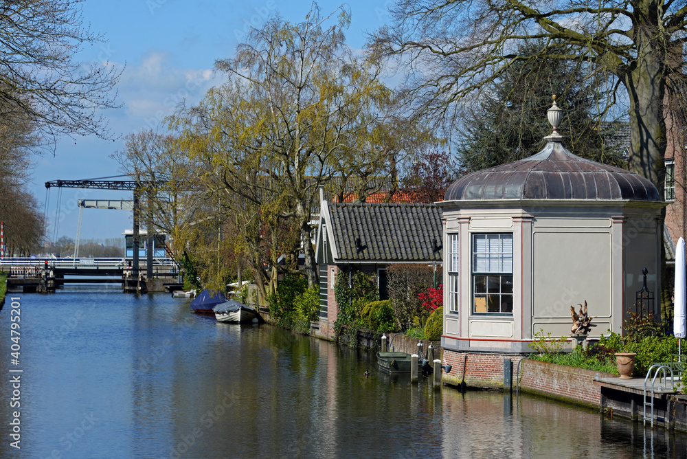 Kanal mit Zugbrücken und Pavillon in Edam Holland