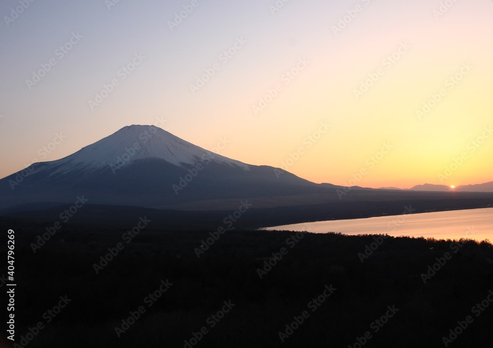 山中湖から見る夕暮れの冨士　　　山中湖をオレンジ色に染める夕日、遠くには冨士と南アルプス。