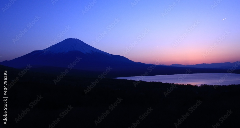 山中湖から見る夕暮れの冨士　　　紫色の帳が下りる山中湖と富士山。
