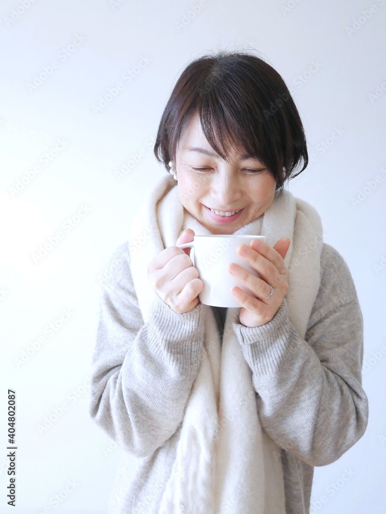 ホットドリンクを飲む女性 ホットドリンクを飲む女性