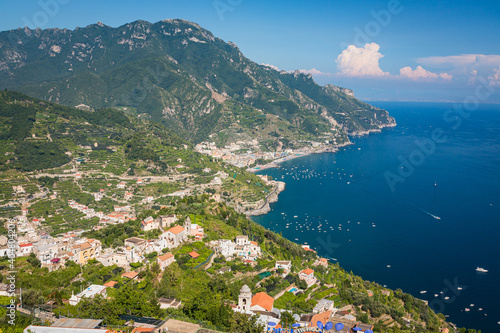 イタリア　アマルフィ海岸のラヴェッロの丘からの景色 © pespiero