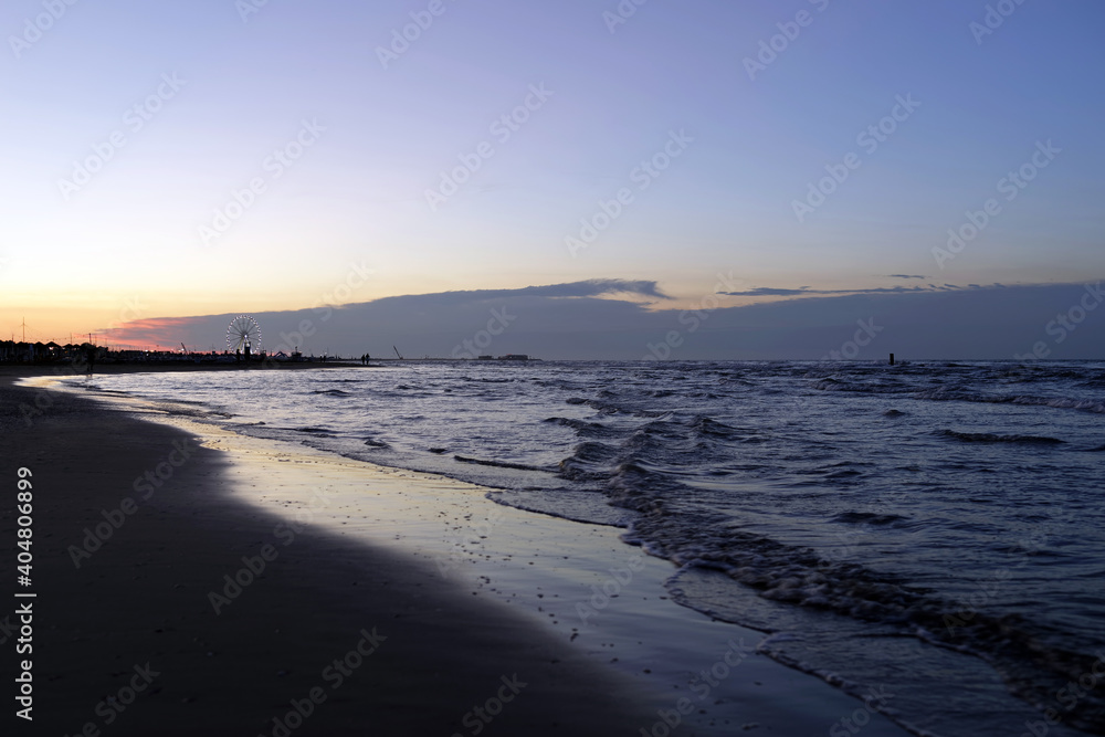 Sur les plages de Rimini en Italie au crépuscule