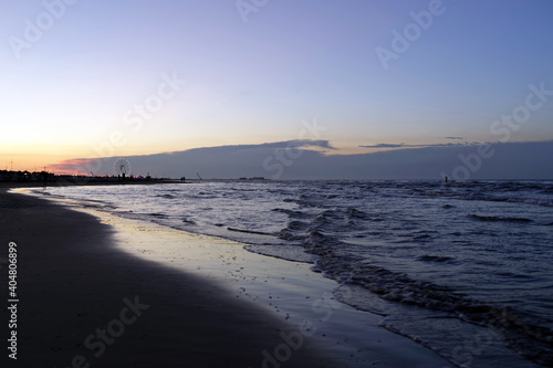 Sur les plages de Rimini en Italie au crépuscule