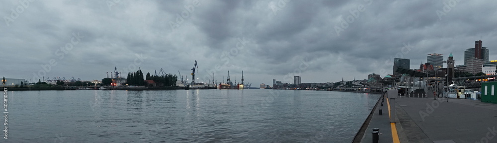 Hamburg Landungsbrücken bei Morgengrauen mit Blick auf die Elbe am Hafen - Panorama