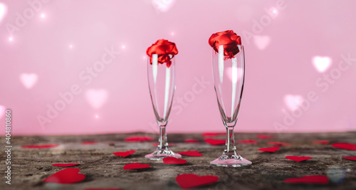 Tavola romantica per San Valentino o matrimonio cuori infeltriti, rose rosse, paio di bicchieri di champagne su tavola in legno antico. photo
