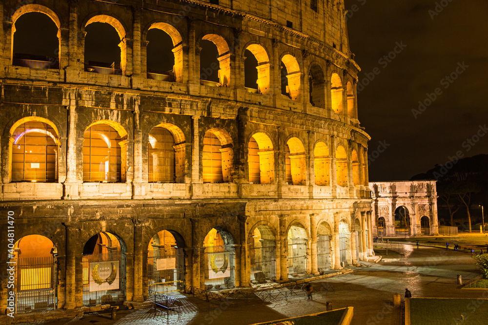 イタリア　ローマの夜になってライトアップされた円形闘技場コロッセオ
