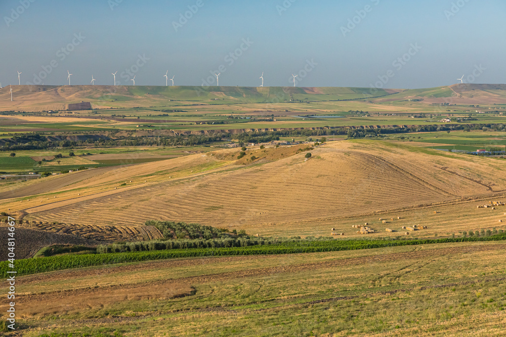 イタリア　南イタリアの風力発電と牧草地
