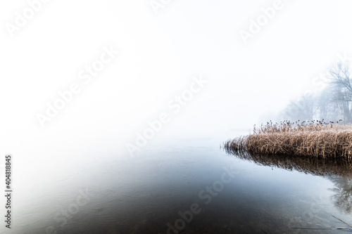 Mgła nad jeziorem w zimowy poranek
