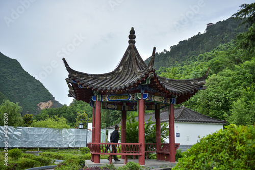 Local features of ancient Chinese temples and plaque buildings