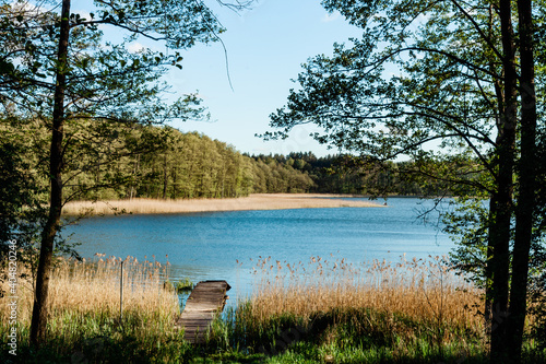 Fototapeta Naklejka Na Ścianę i Meble -  Zrujnowany pomost nad warmińskim jeziorem