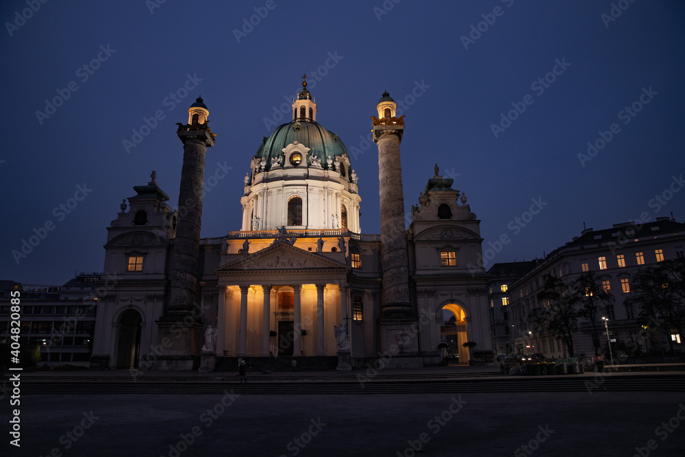 Die Wiener Karlskirche bei Nacht