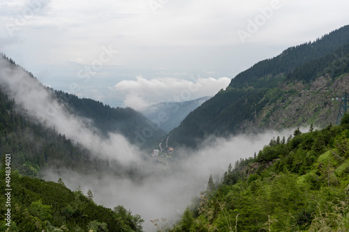 paisaje montañoso cubierta de niebla