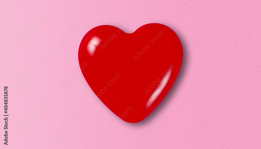 corazón rojo con fondo rosa, concepto san valentìn