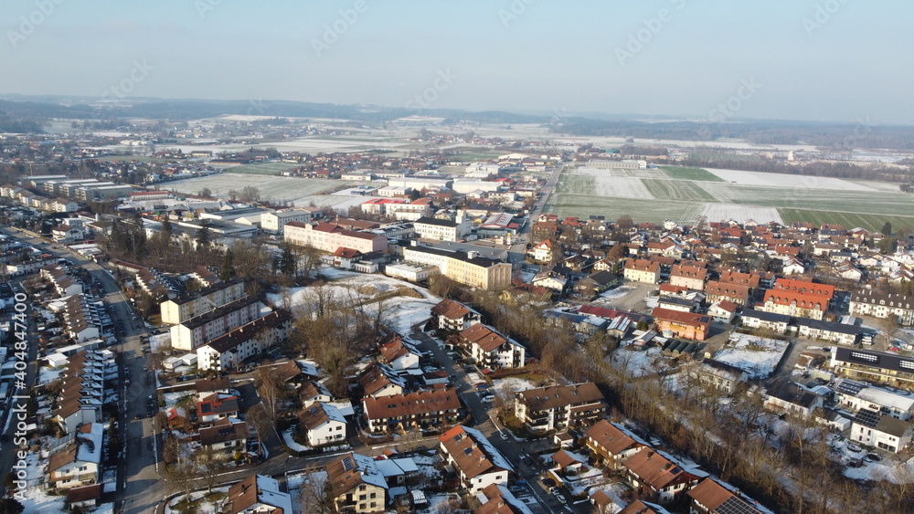 Bruckmühl, Deutschland: Luftiger Blick über die Stadt