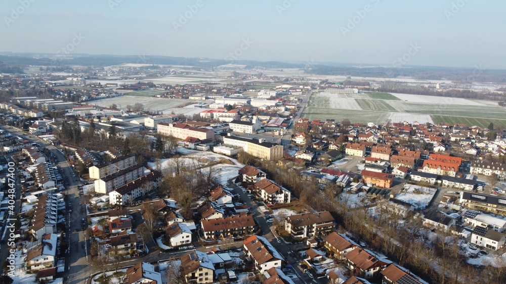 Obraz premium Bruckmühl, Deutschland: Luftiger Blick über die Stadt