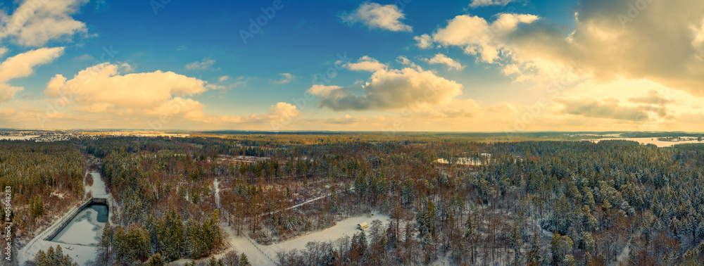 Φωτογραφία Winter fairytail view over a idyllic house in the middle of a white snow covered