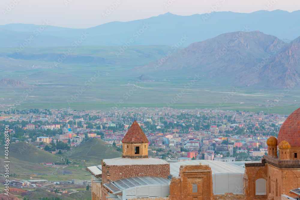 Φωτογραφία İshak Pasha Palace or İshak Pasha Complex is a bey castle located 5 kilometers away from Doğubayazıt near Ağrı Mountain
