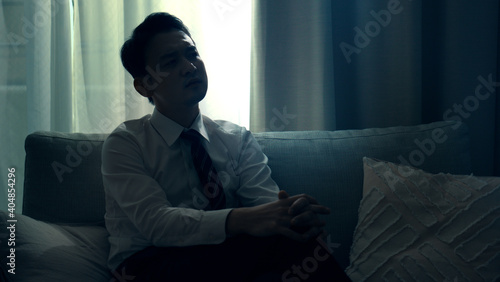 ソファーに座る若い男性 © aijiro