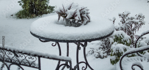 Schneefall im Garten und alte Sitzgruppe