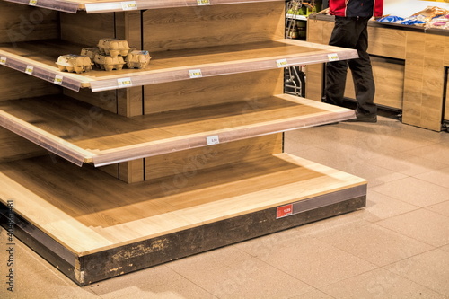 Obraz na płótnie leeres regal im supermarkt während der corona-krise w salonie
