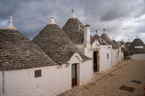 Tradicionales  trullis  de la antigua ciudad de Alberobello  en la regi  n de la Puglia  sur de Italia.