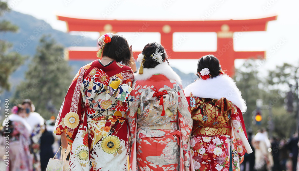 Φωτογραφία Japanese young girls in Kimono walking street in Kyoto, JAPAN / 振袖姿で京都を歩く女性