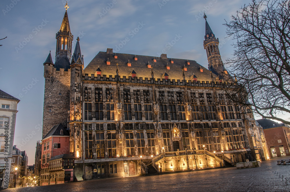 Fototapeta premium Aachener Rathaus in der Abendämmerung